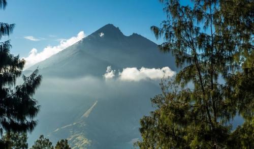 Destinasi Wisata Alam dengan Jalur Pendakian Ekstrem